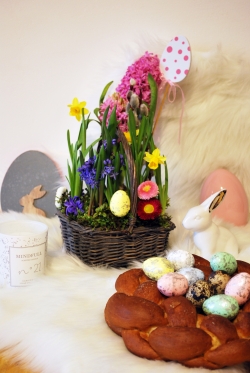 Fonott kalács a fürjtojásoknak, kosaras asztaldísz húsvétra
