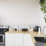 Tavaszi nagytakarítás Nehezen takarítható helyek a lakásban: a konyhaszekrény is ilyen